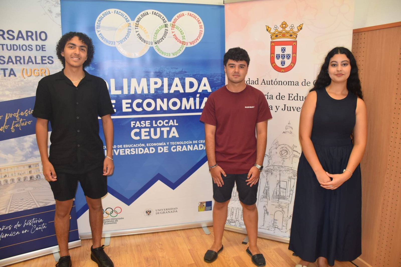 De izquierda a derecha, los estudiantes Mustafa Mustafa Abdeselam, Francisco José Sánchez y Nabila Bulher El Hichou