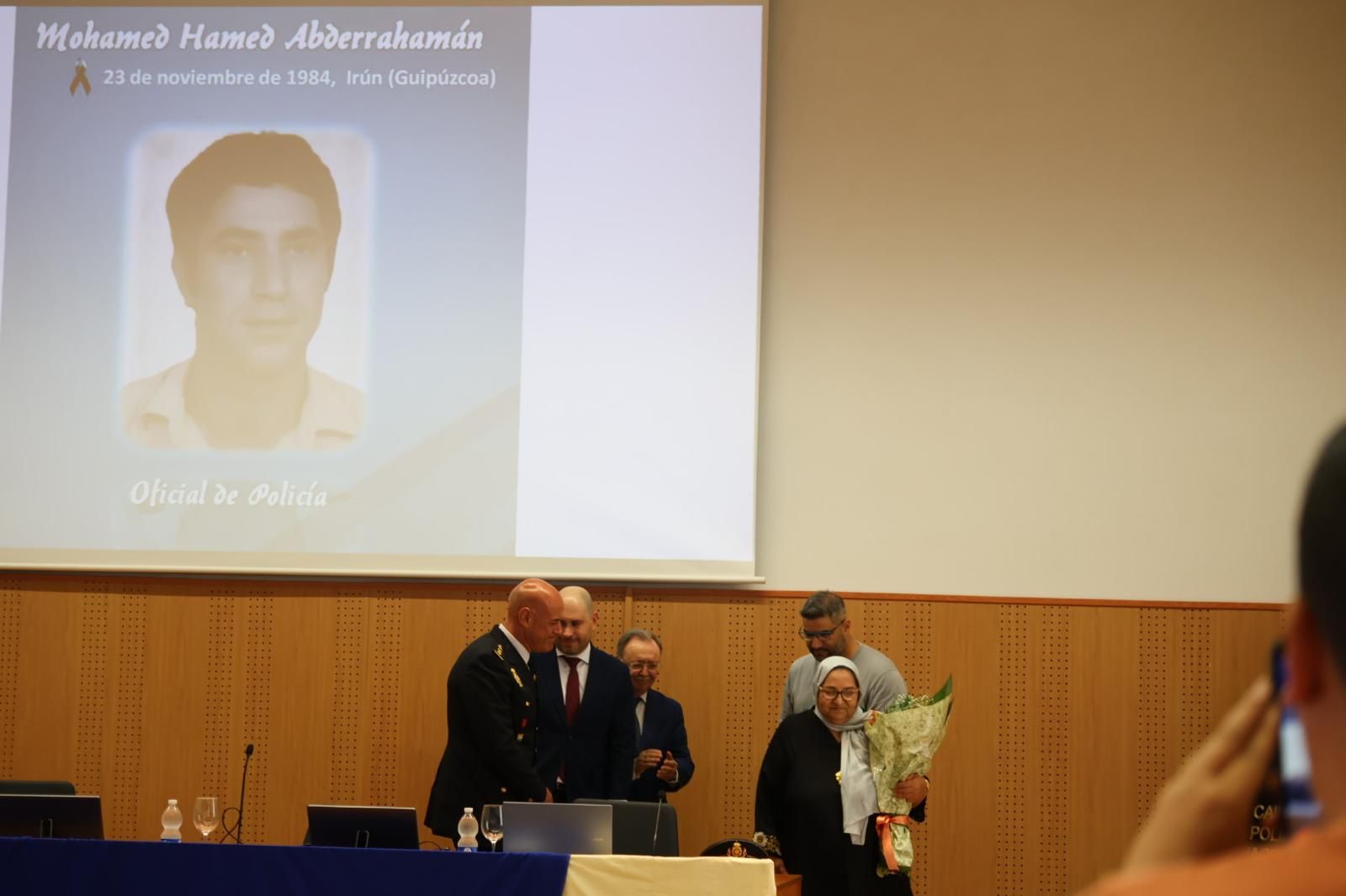 Aisha y su hijo recibiendo un reconocimiento por parte de las autoridades.