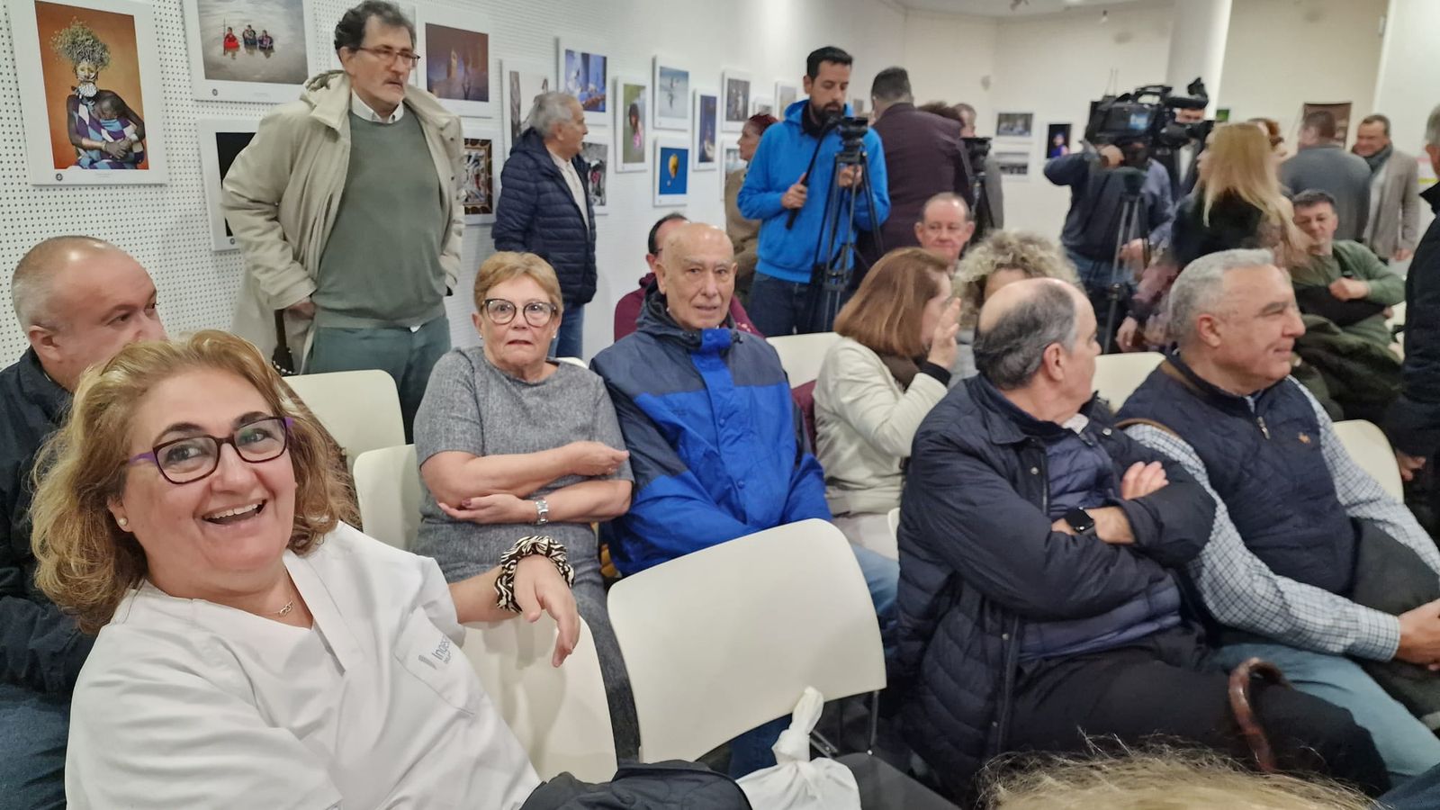 Numerosos feligreses de la Virgen del Carmen asistieron al acto celebrado en la biblioteca Adolfo Suárez