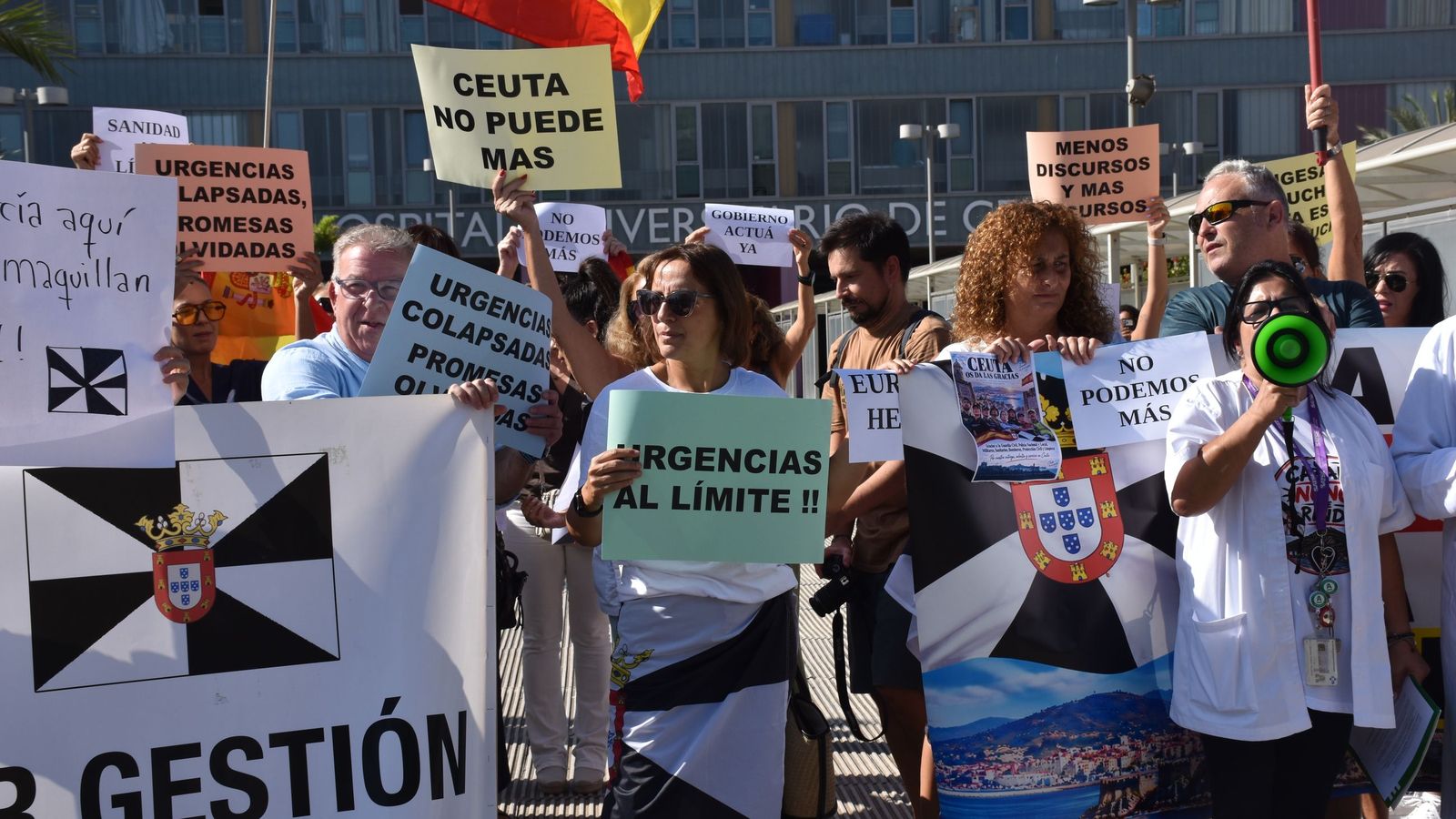 Concentración convocada por CEMSATSE a las puertas del HUCE por el "colapso" tras la entrada masiva