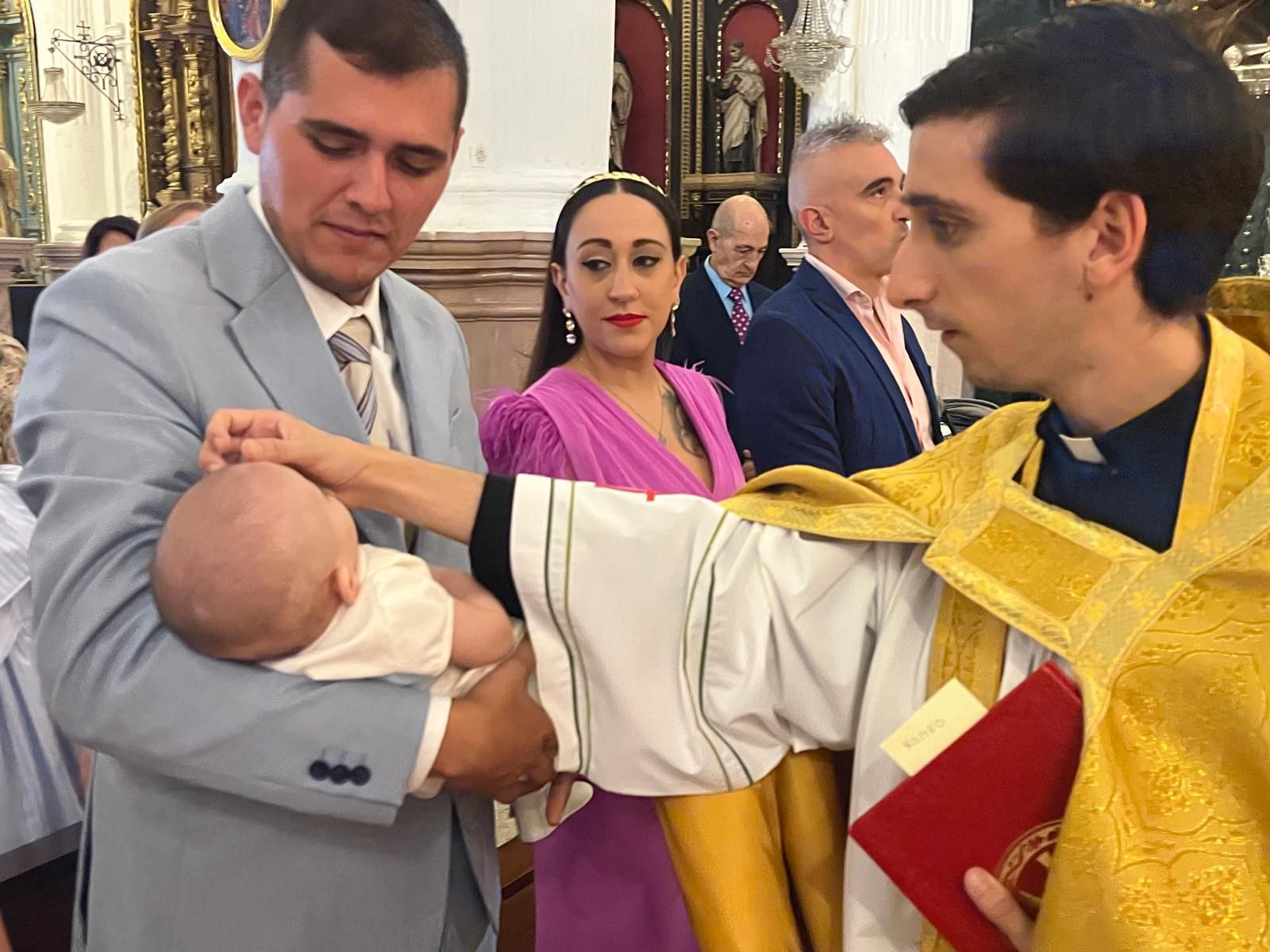 Romeo recibe el Sacramento del Bautismo en Nuestra Señora de África