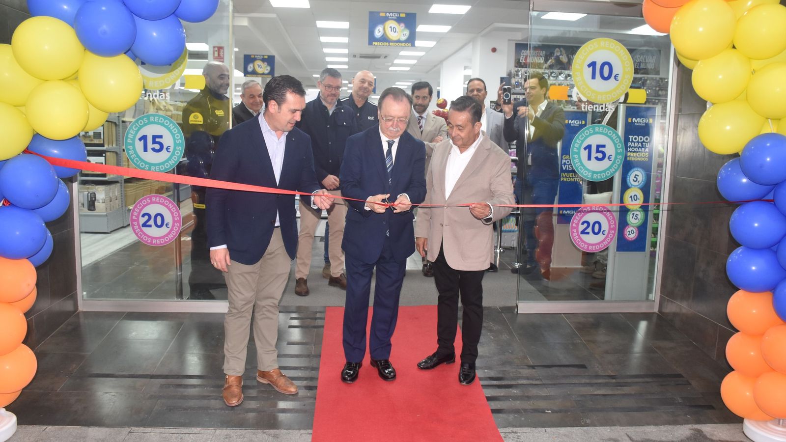 Inauguración de la nueva tienda de MGI en la avenida del Puerto de Ceuta