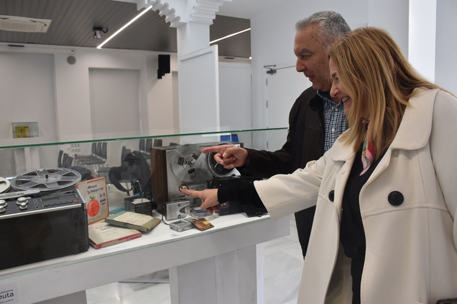 Los antiguos locutores de Los 40 Principales, Mari Carmen Mazo y Jesús María Ferreiro señalan la pegatina que ilustraba la emisora en los ochenta. / FOTO G.S.