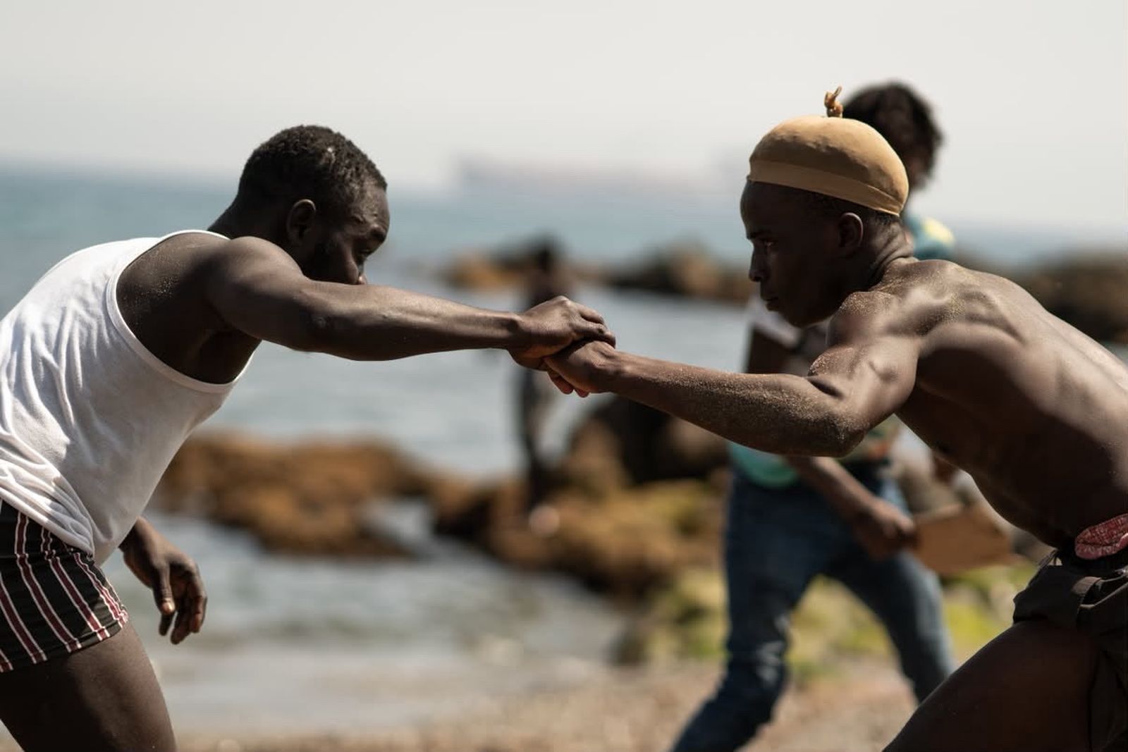 Los migrantes del Trampolín improvisan un 'ring' en la arena