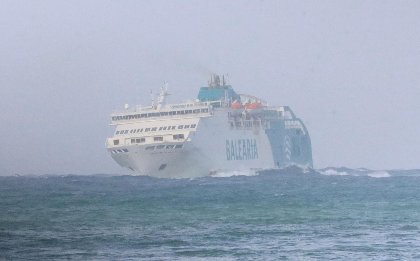 El ferry 'Ciudad de Mahón' durante una de las complicadas rotaciones que tuvo que realizar durante el temporal provocado por la borrasca Emilia