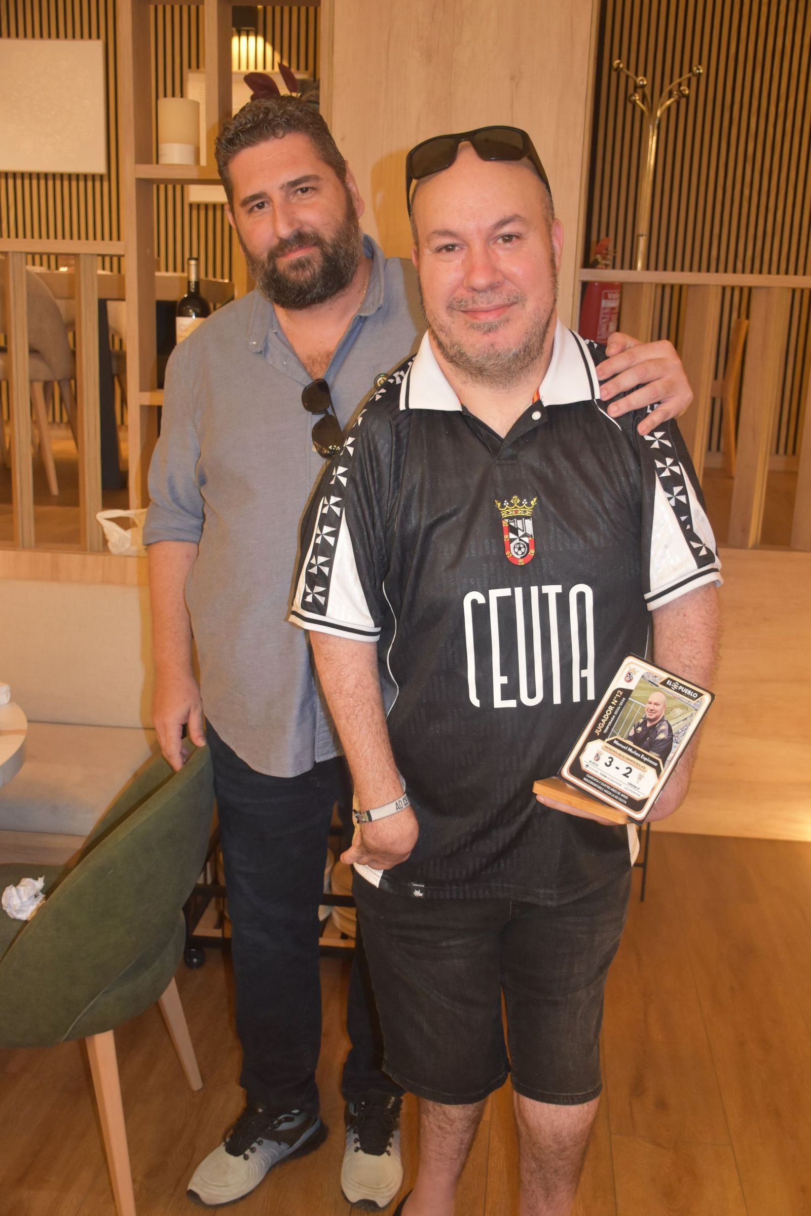 El Pueblo de Ceuta reúne a sus ‘Jugadores nº12’ y convierte su pasión por el Ceuta en cromos