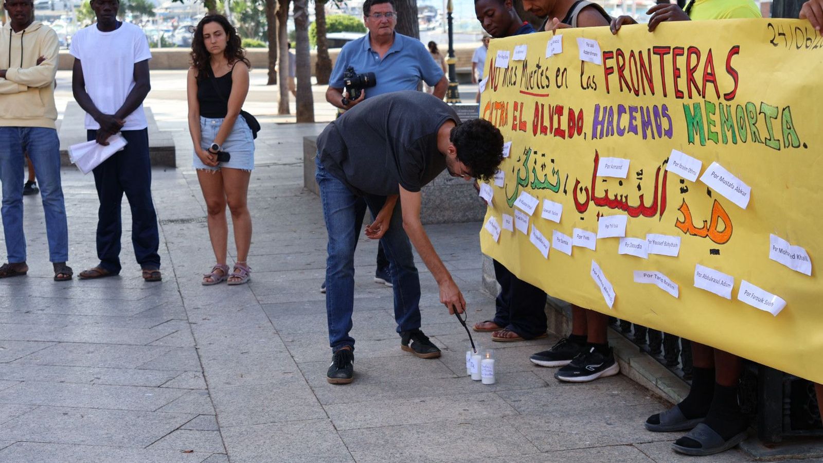 Ramsés encendiendo una vela en memoria de las víctimas.