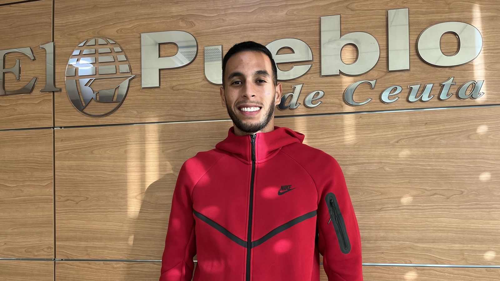 Anuar Tuhami, en la redacción del diario El Pueblo de Ceuta, para la entrevista concedida a este medio