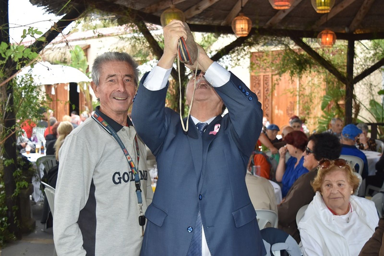 Juan Vivas ha bebido de la bota de vino del ceutí Luis Gabarrón / FOTO NICOL'S