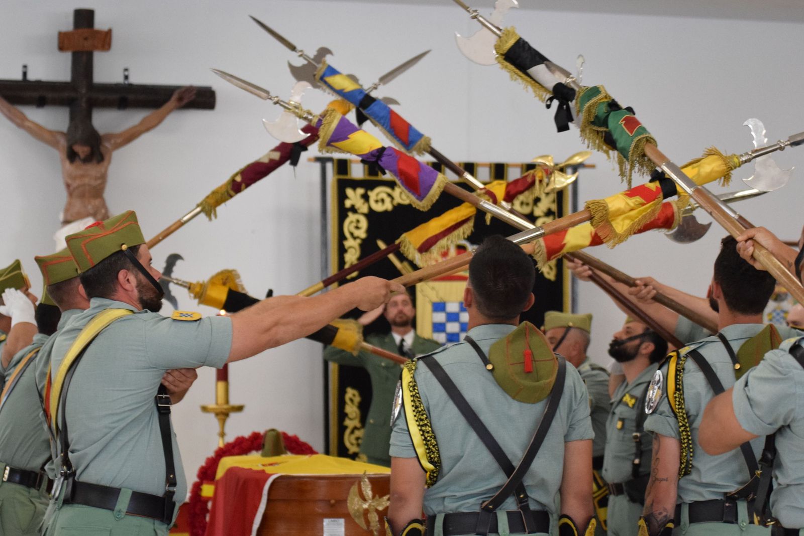 Legionarios rindiendo honores a Kevin Parra Mejías.