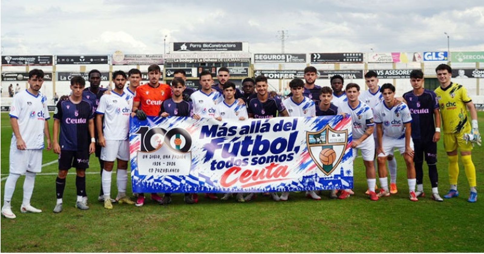 Los jugadores del Pozoblanco y el Ceuta B posan antes del partido