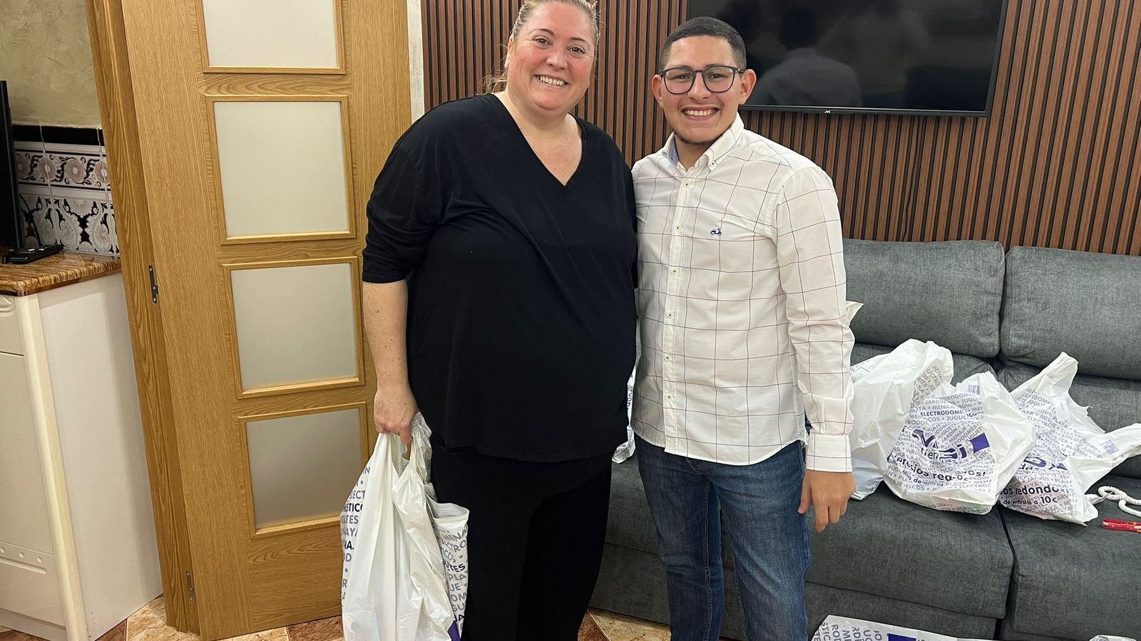 Chaib posando junto a una vecina