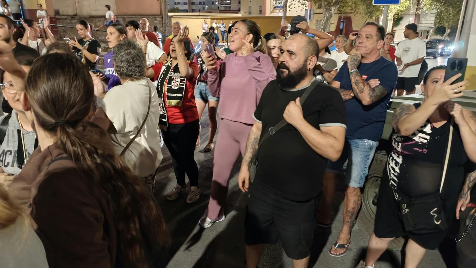 Ciudadanos se manifiestan en las barriadas de la ciudad contra la gestión de la crisis