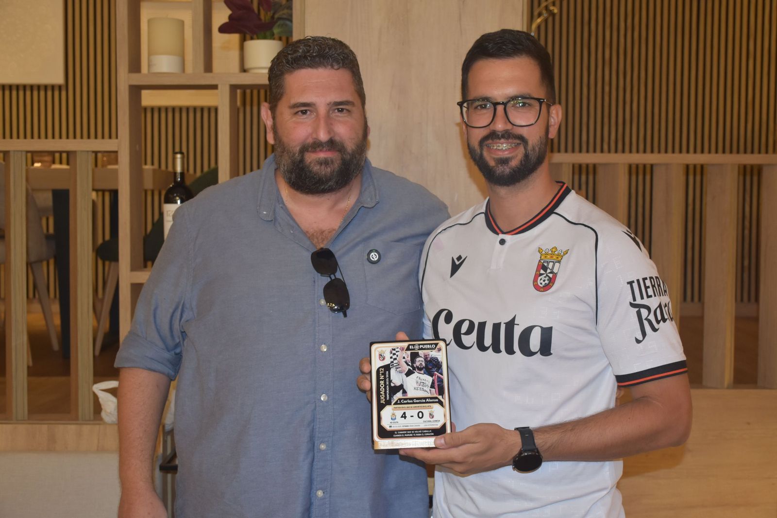 El Pueblo de Ceuta reúne a sus ‘Jugadores nº12’ y convierte su pasión por el Ceuta en cromos