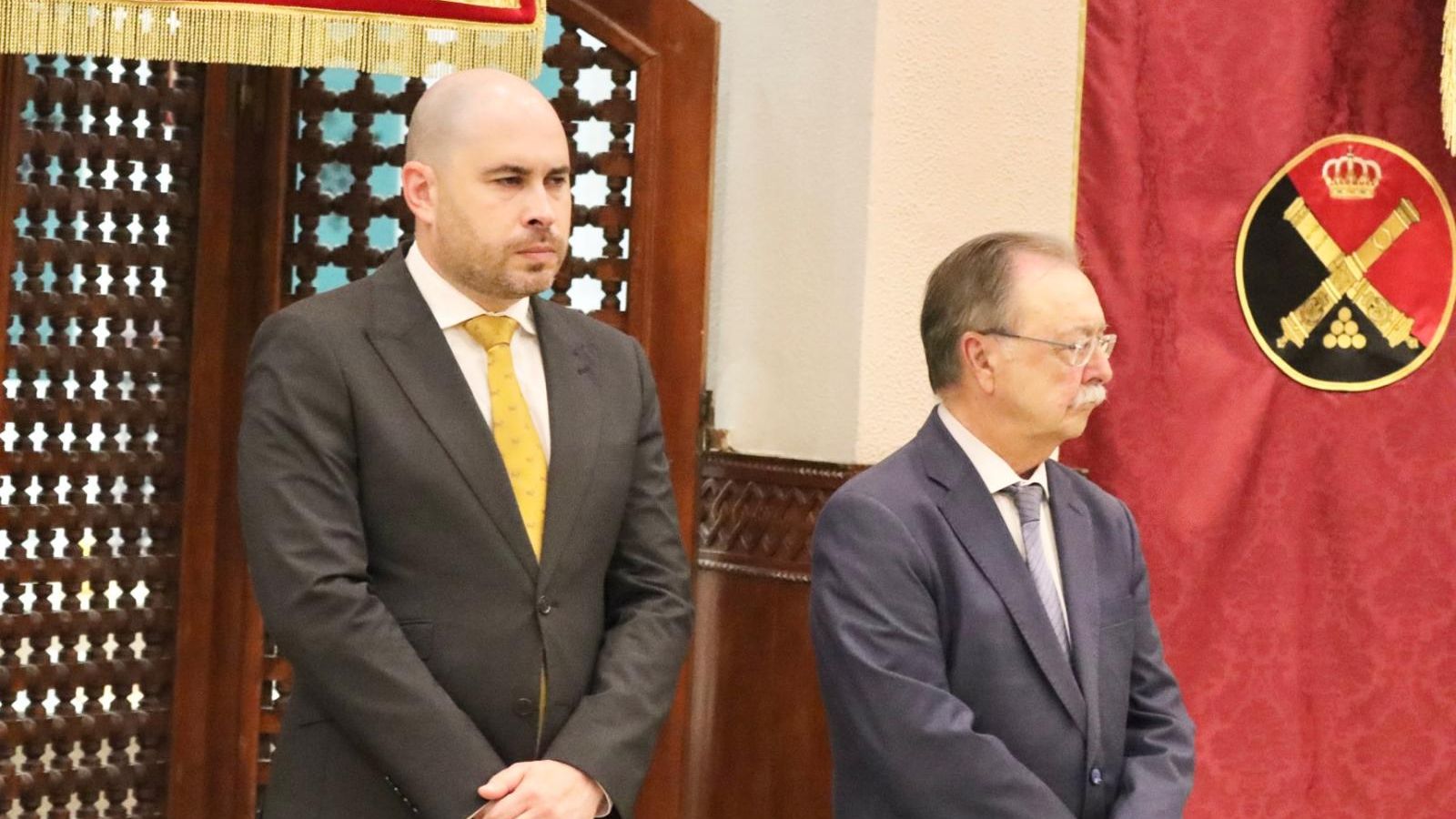 El presidente, Juan Vivas, y el delegado, Miguel Ángel Pérez Triano, en la toma de posesión del nuevo Delegado de Defensa de Ceuta
