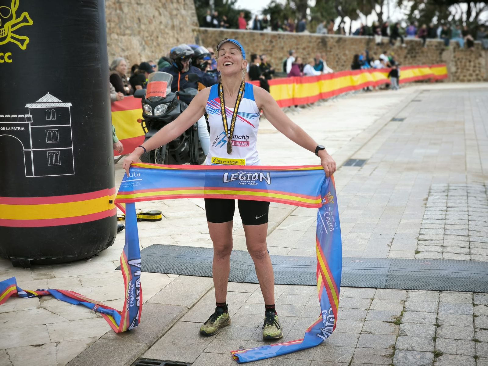La ceutí Noelia Castillo tras conseguir el oro en los 50 kilómetros femeninos