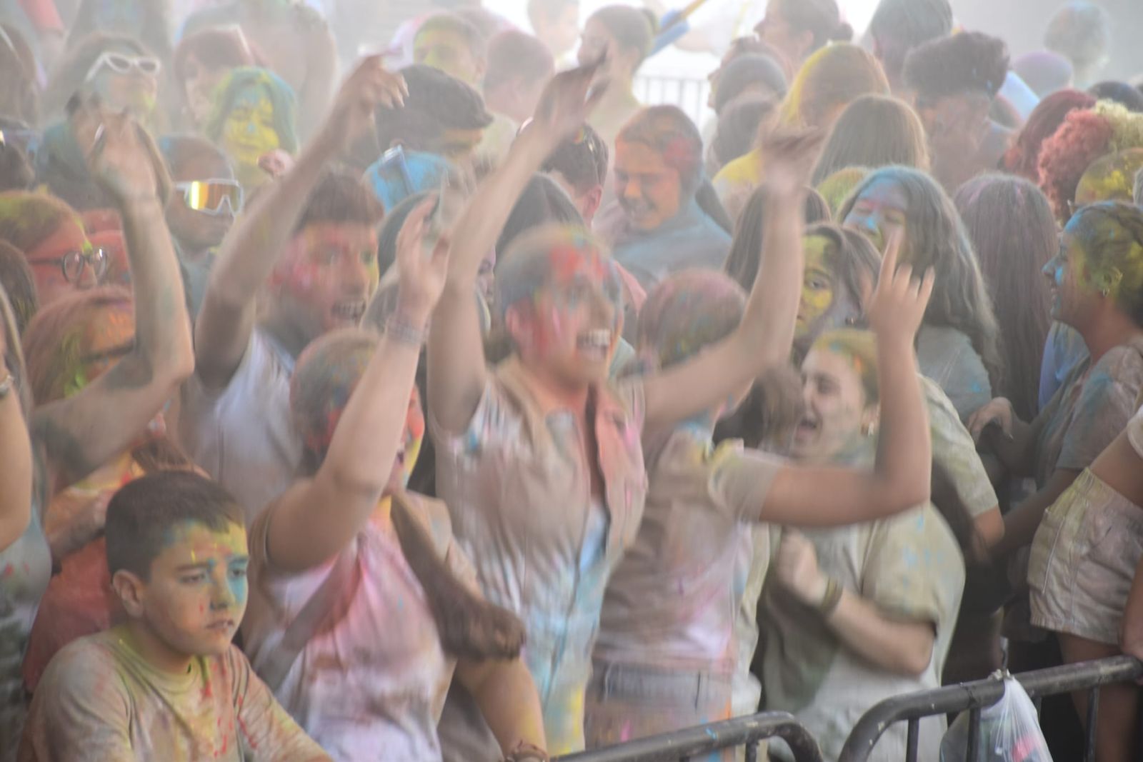 El Holi vuelve a teñir Ceuta de color por la solidaridad y el amor