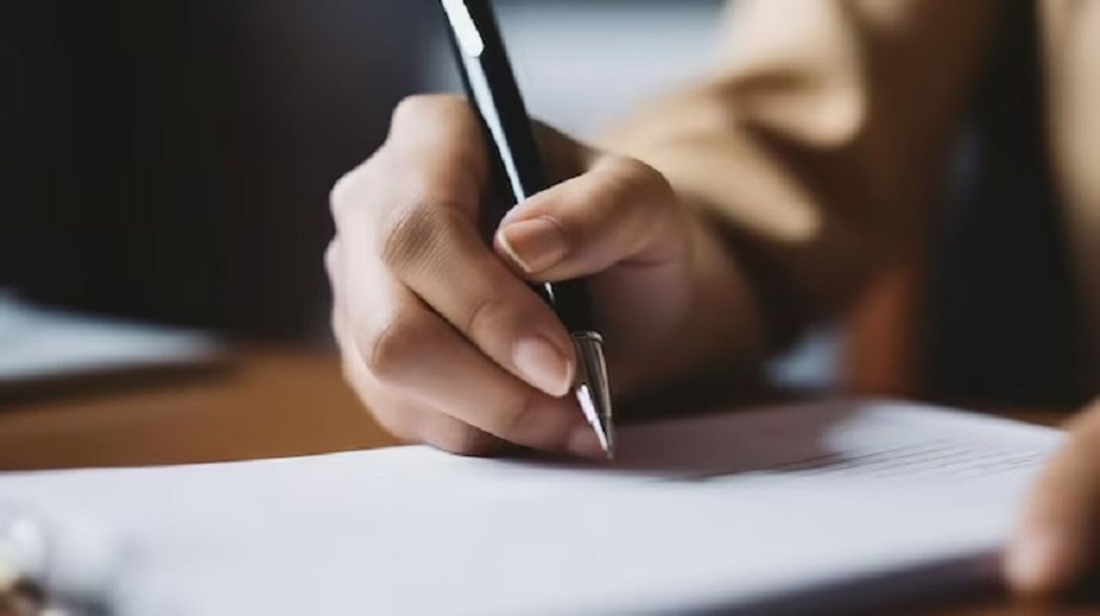 647_persona-escribiendo-hoja-papel_274326-1776
