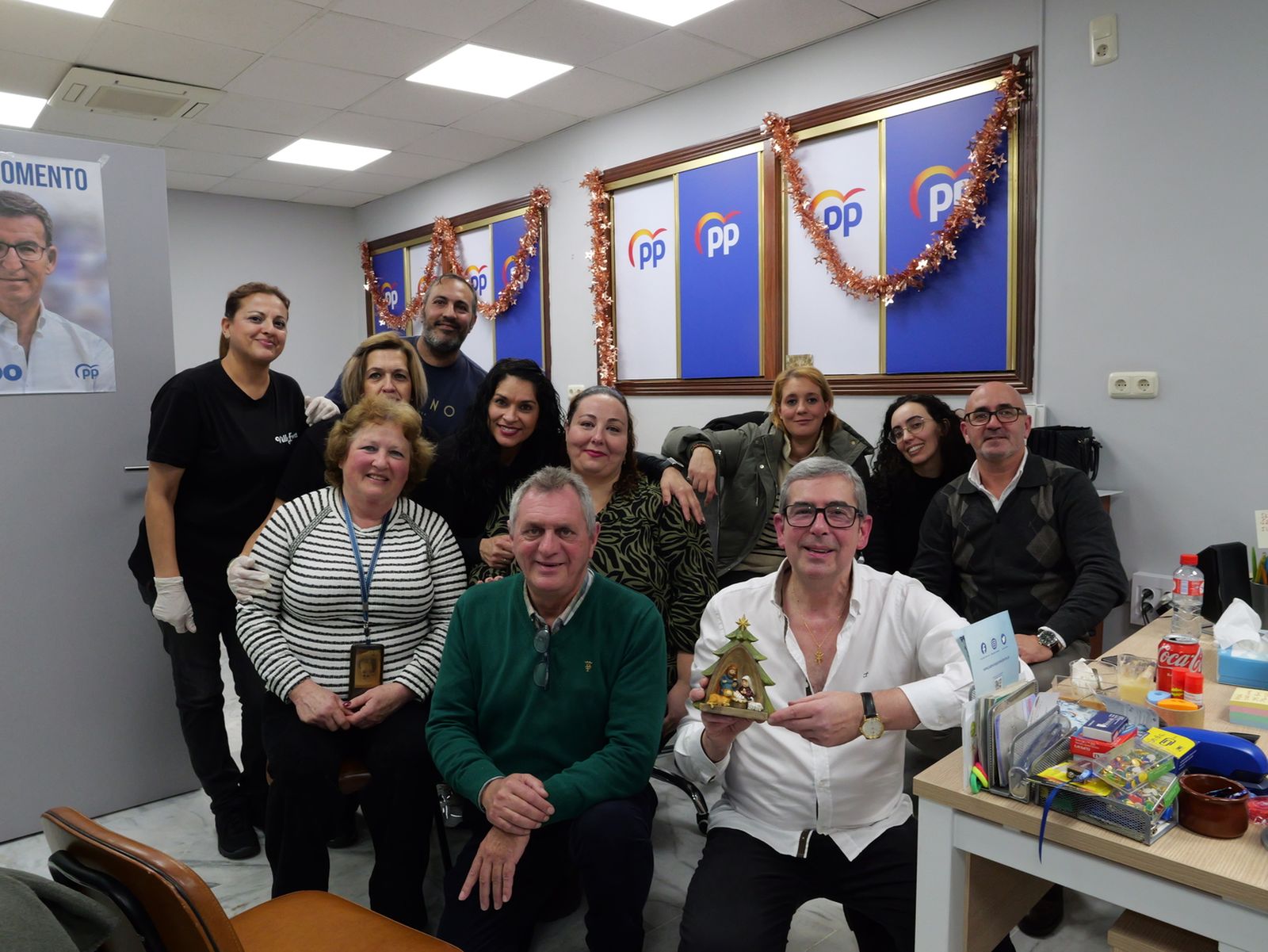 Vivas sugiere un relevo futuro y reivindica su gestión en la copa navideña del PP