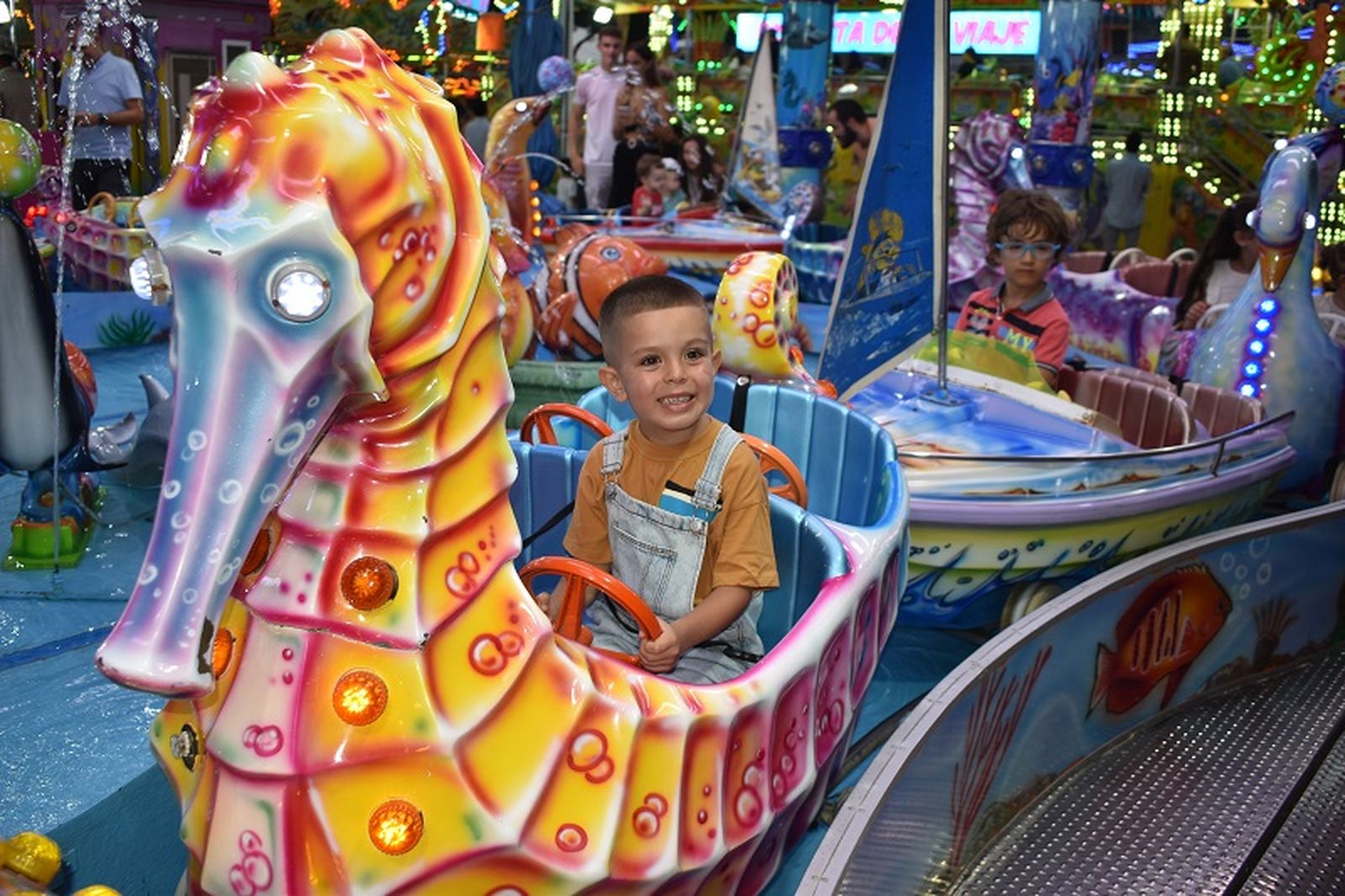 Un niño disfrutando de la feria de Ceuta 2023. / FOTO EL PUEBLO