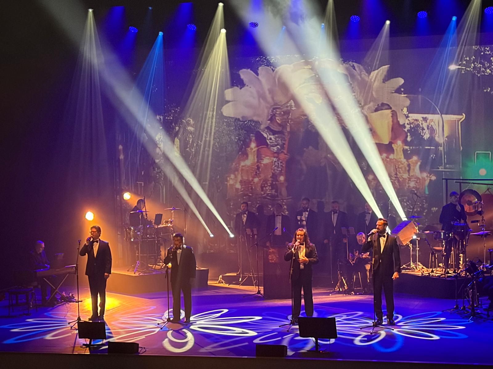 Cantores de Hispalis ponen el flamenco y la pasión de la Cuaresma a un Revellín repleto