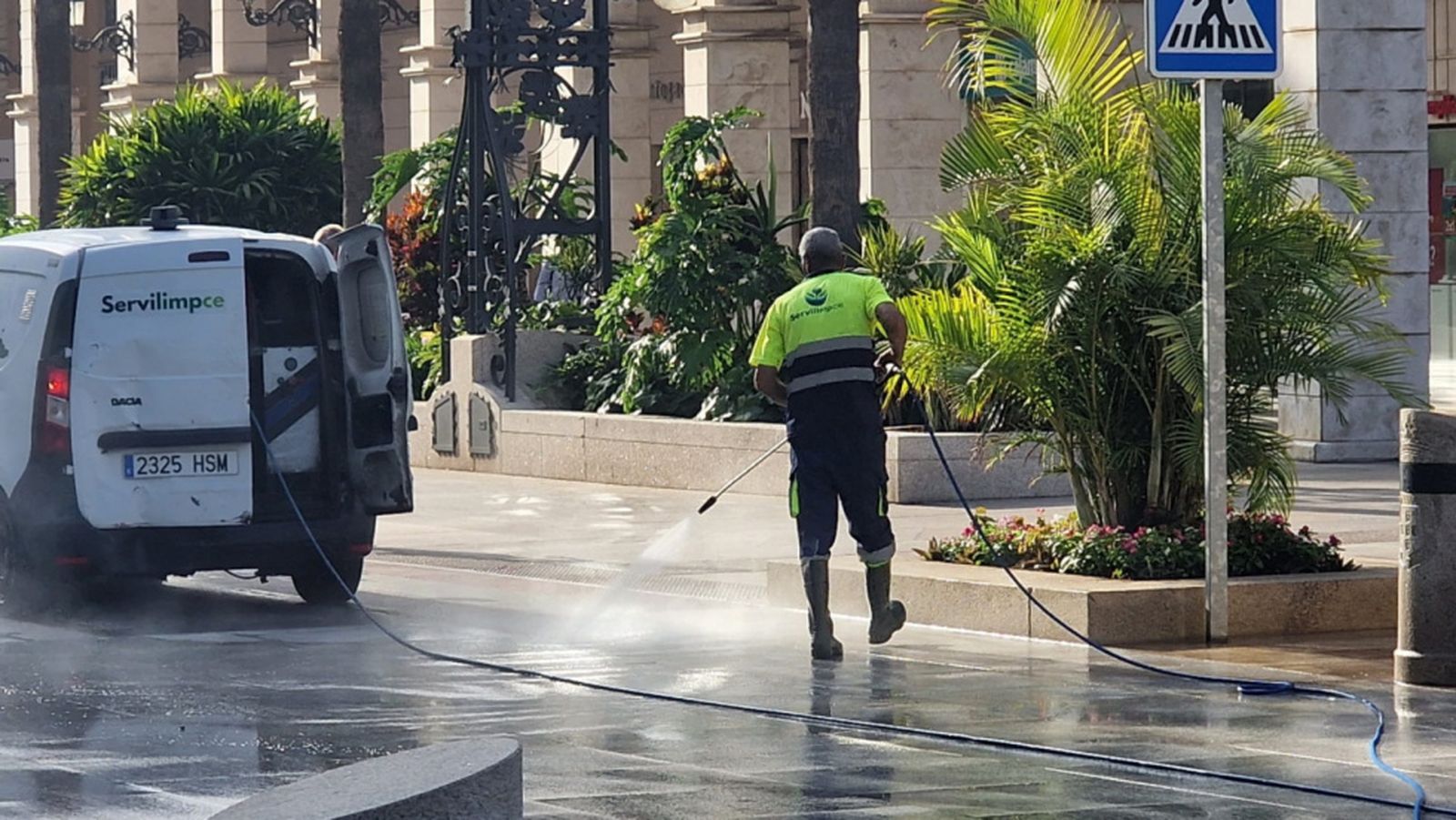 Un trabajador de Servilimpce en la gran vía. / FOTO S.D.A.