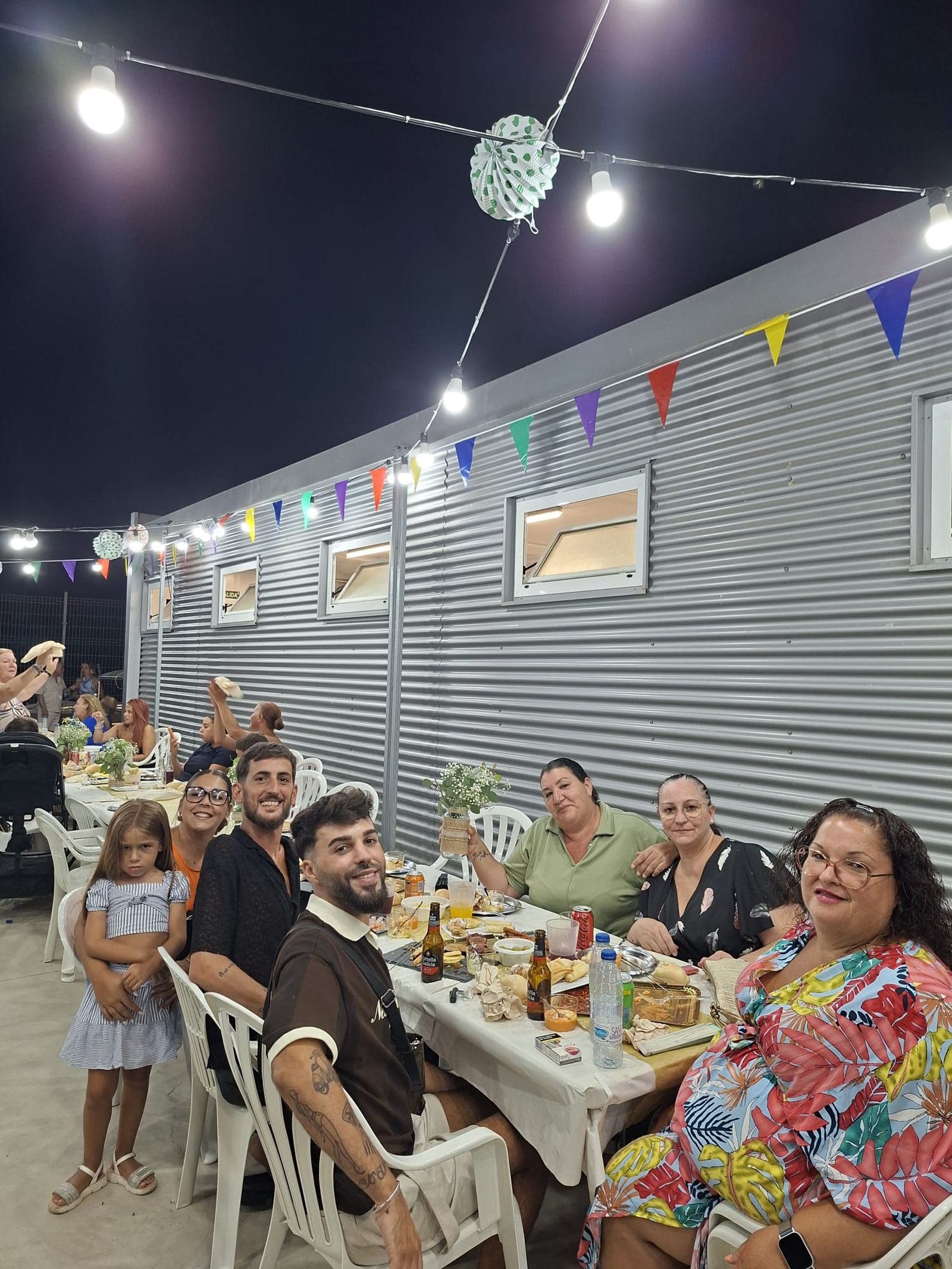 Los vecinos de Juan XXIII disfrutan de una multitudinaria cena en su verbena por la Virgen del Carmen