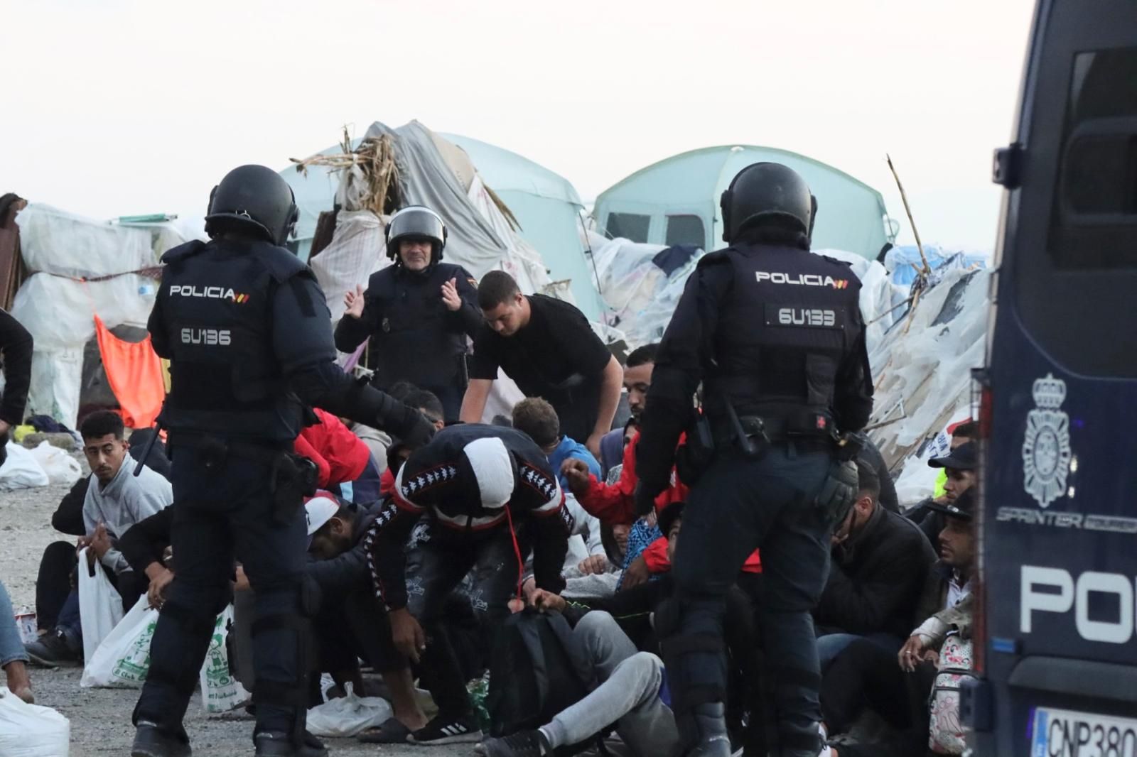 La Policía Nacional inicia el desalojo del Guano, último gran asentamiento ilegal de inmigrantes de Ceuta