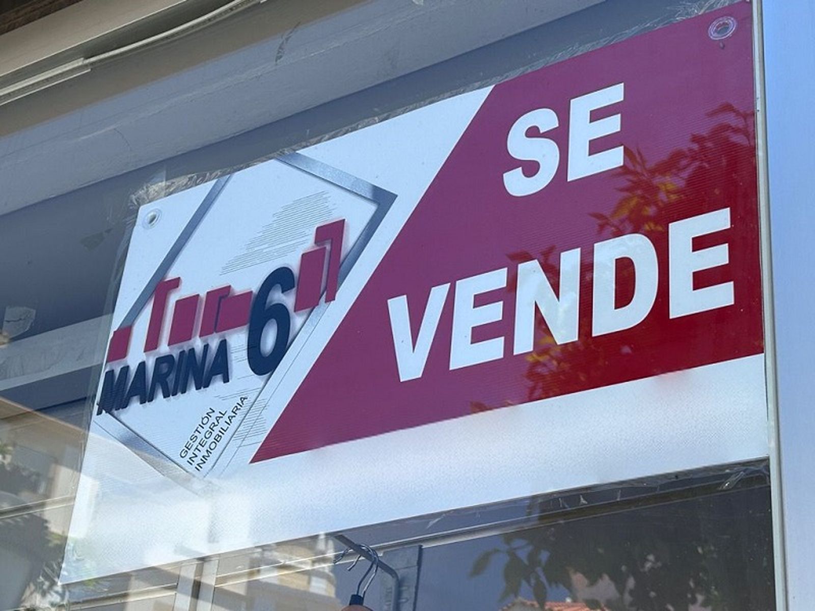 Cartel sobre la venta de un piso en La Marina