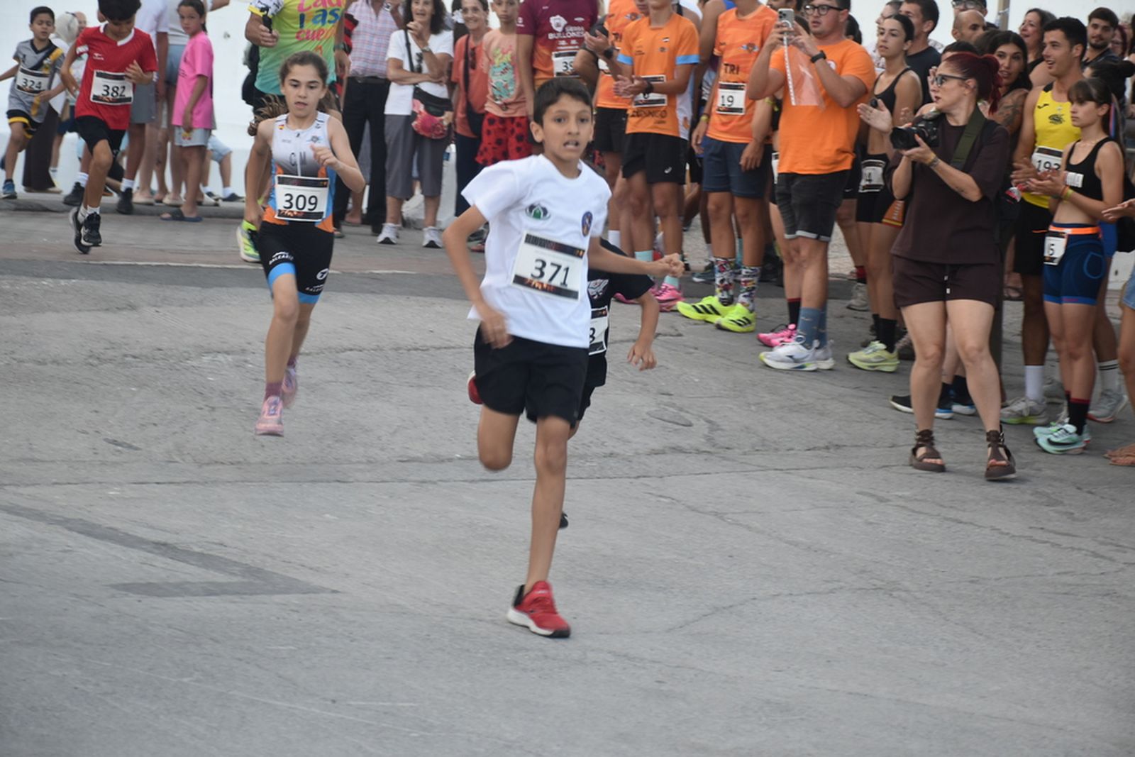 “Bily” y Elena López, reyes de la XXXI carrera popular de San Juan