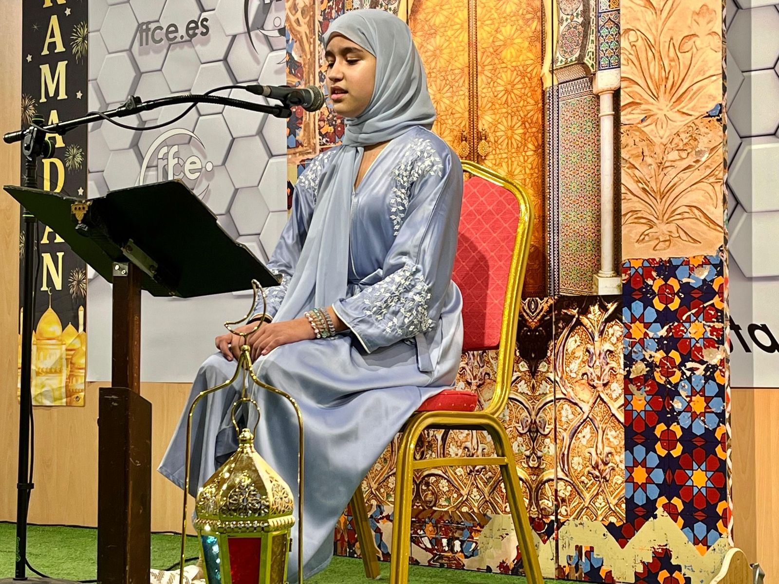 El alumnado de Al Idrissi recita el Corán en taywid en el salón de actos de la RFFCE