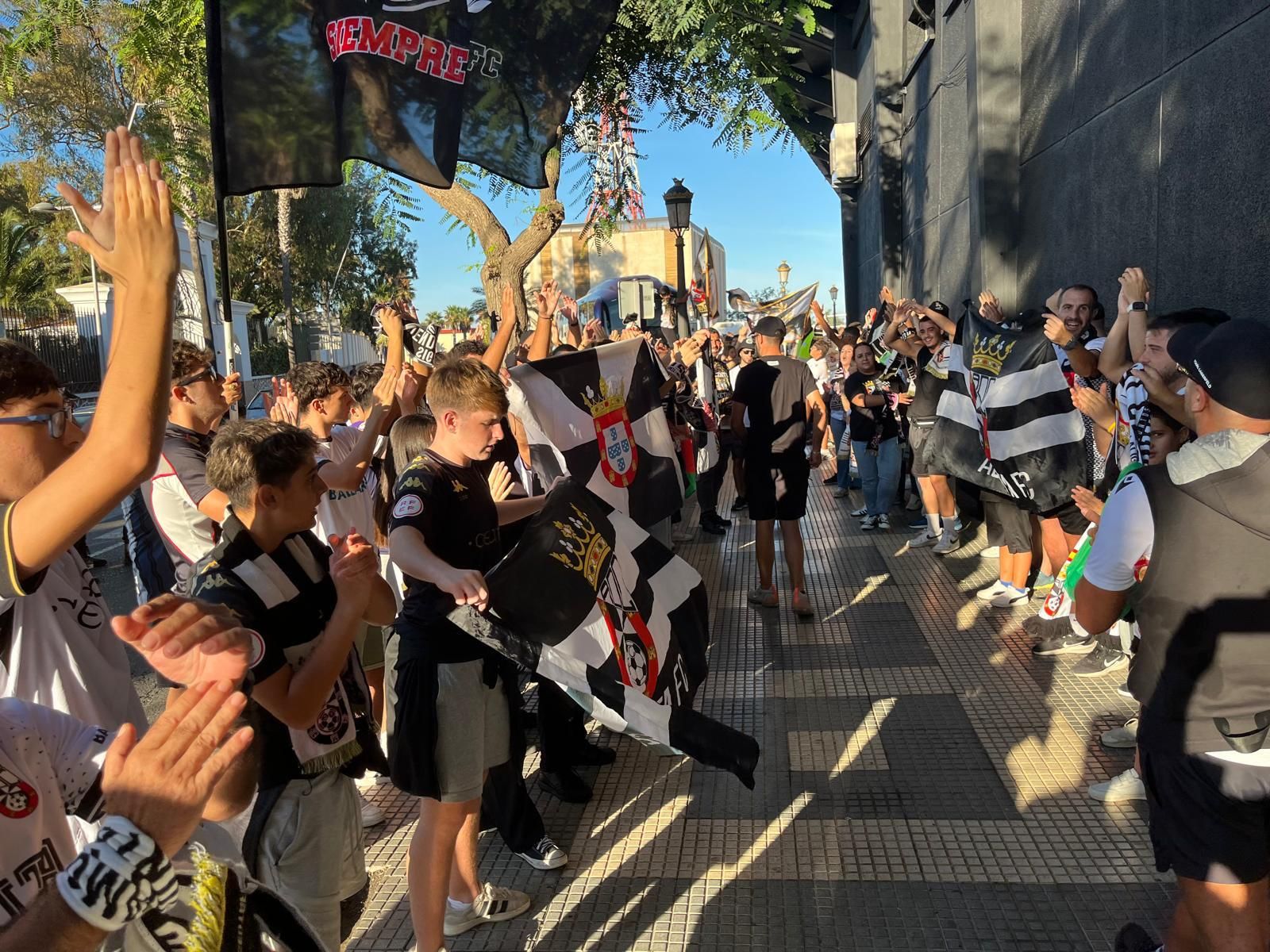 ‘Corteo’ de los ceutíes para animar a su equipo cerca del ‘Murube’ ‘Corteo’ de los ceutíes para animar a su equipo cerca del ‘Murube’