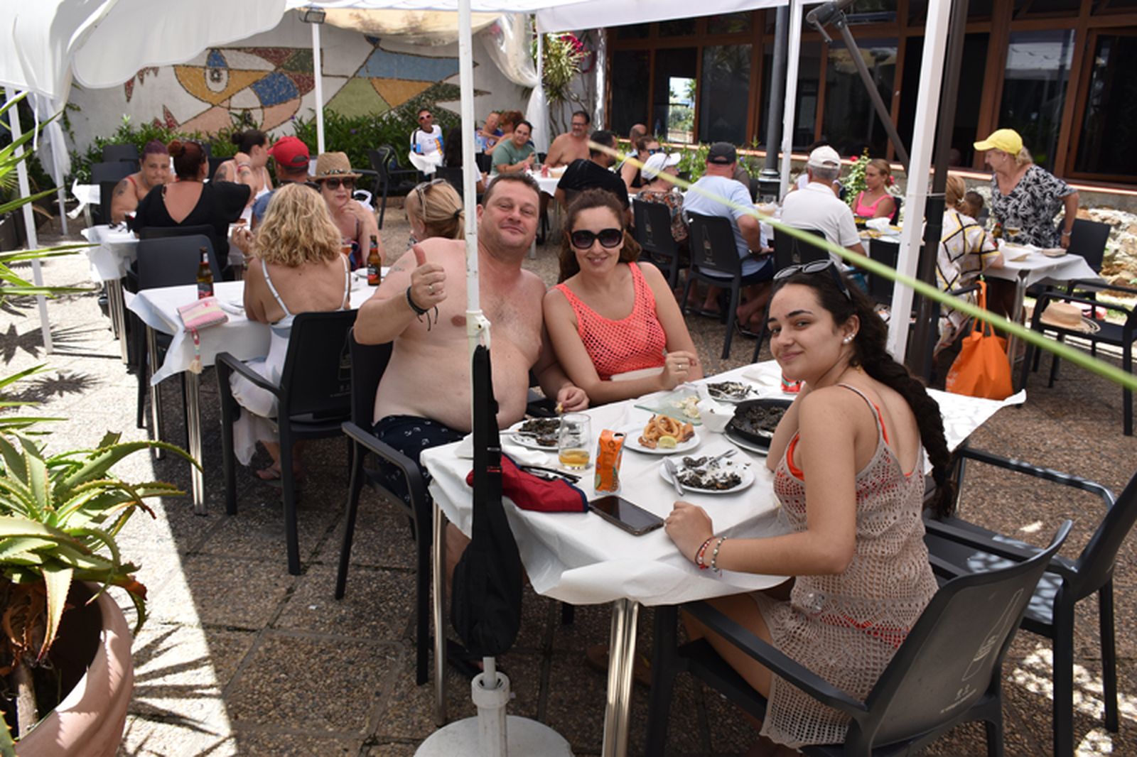 Gonzalo comiendo con su familia. / FOTO NICOL'S Gonzalo comiendo con su familia. / FOTO NICOL'S