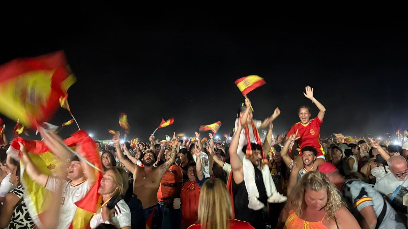 Celebración de la victoria de España frente a Francia en la semifinal del Mundial 2026 en la playa de La Ribera