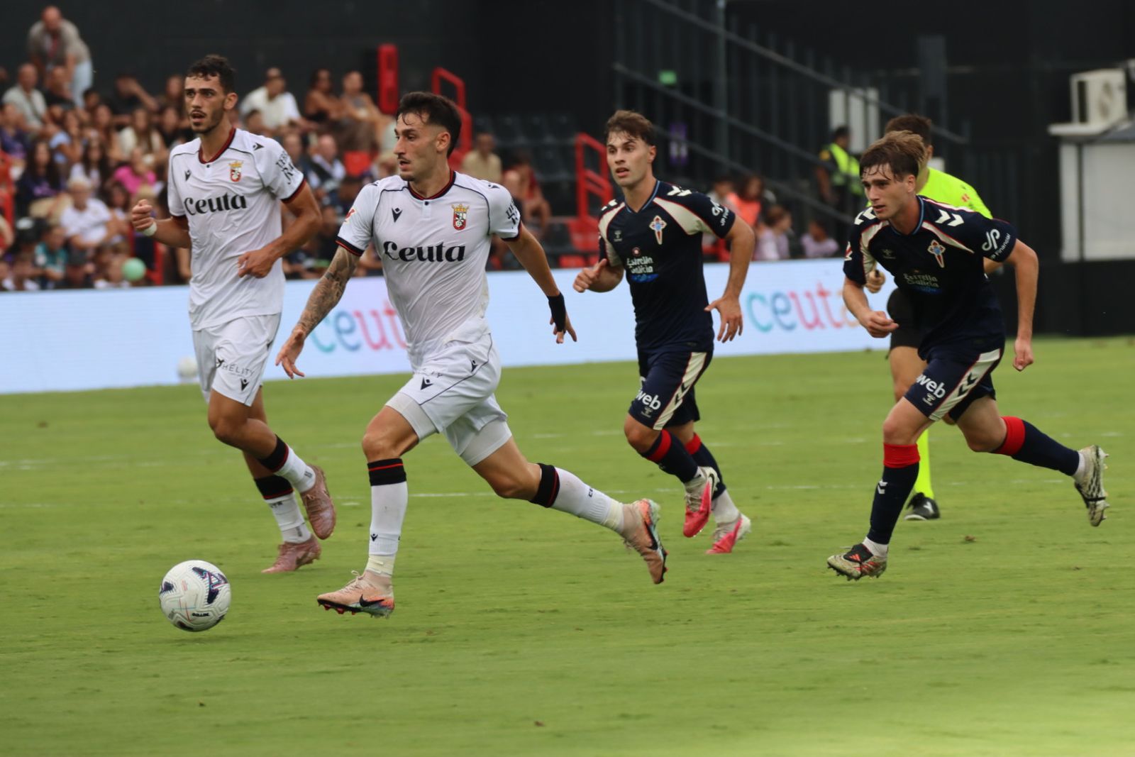 Camacho perseguido por jugadores del Ceuta
