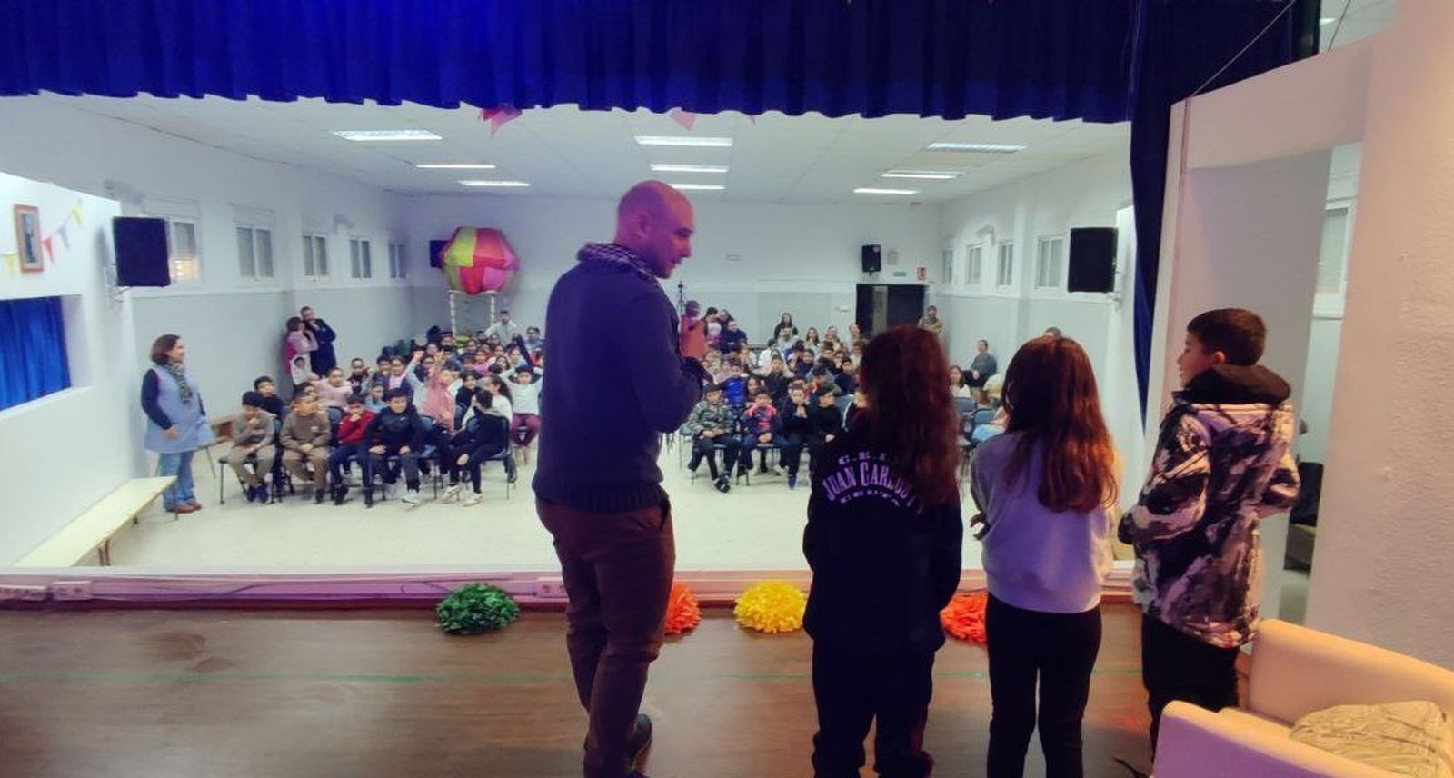 El CEIP Rey Juan Carlos I disfruta con una obra de teatro contra el Bullying en el Día de la Paz