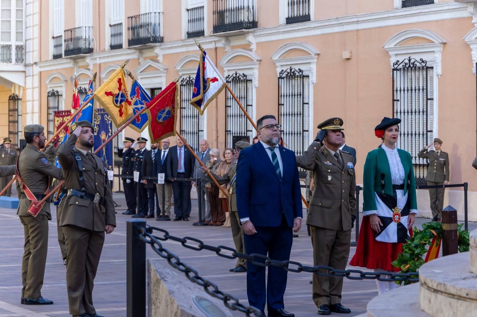 La Comandancia General entrega la enseña nacional a la Casa Regional de Ceuta en Melilla