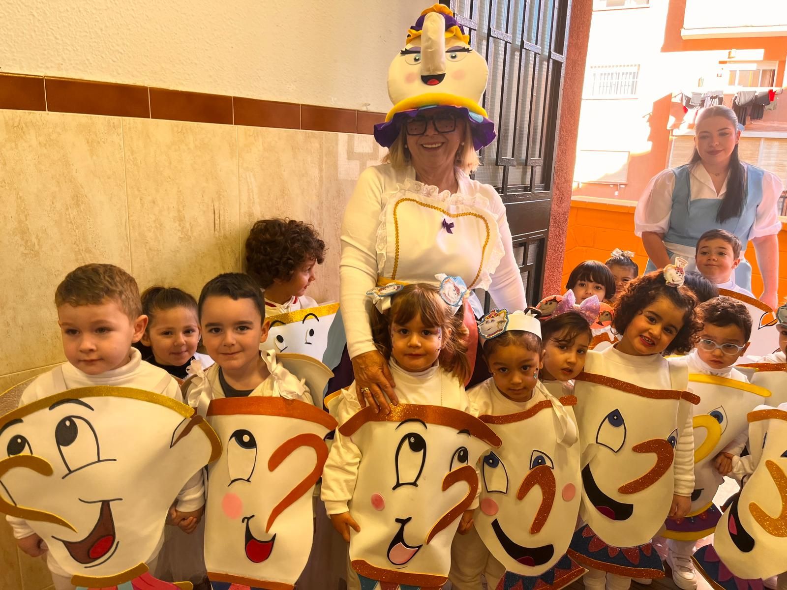 El 'Beatriz de Silva' protagoniza un pasacalles de cuento