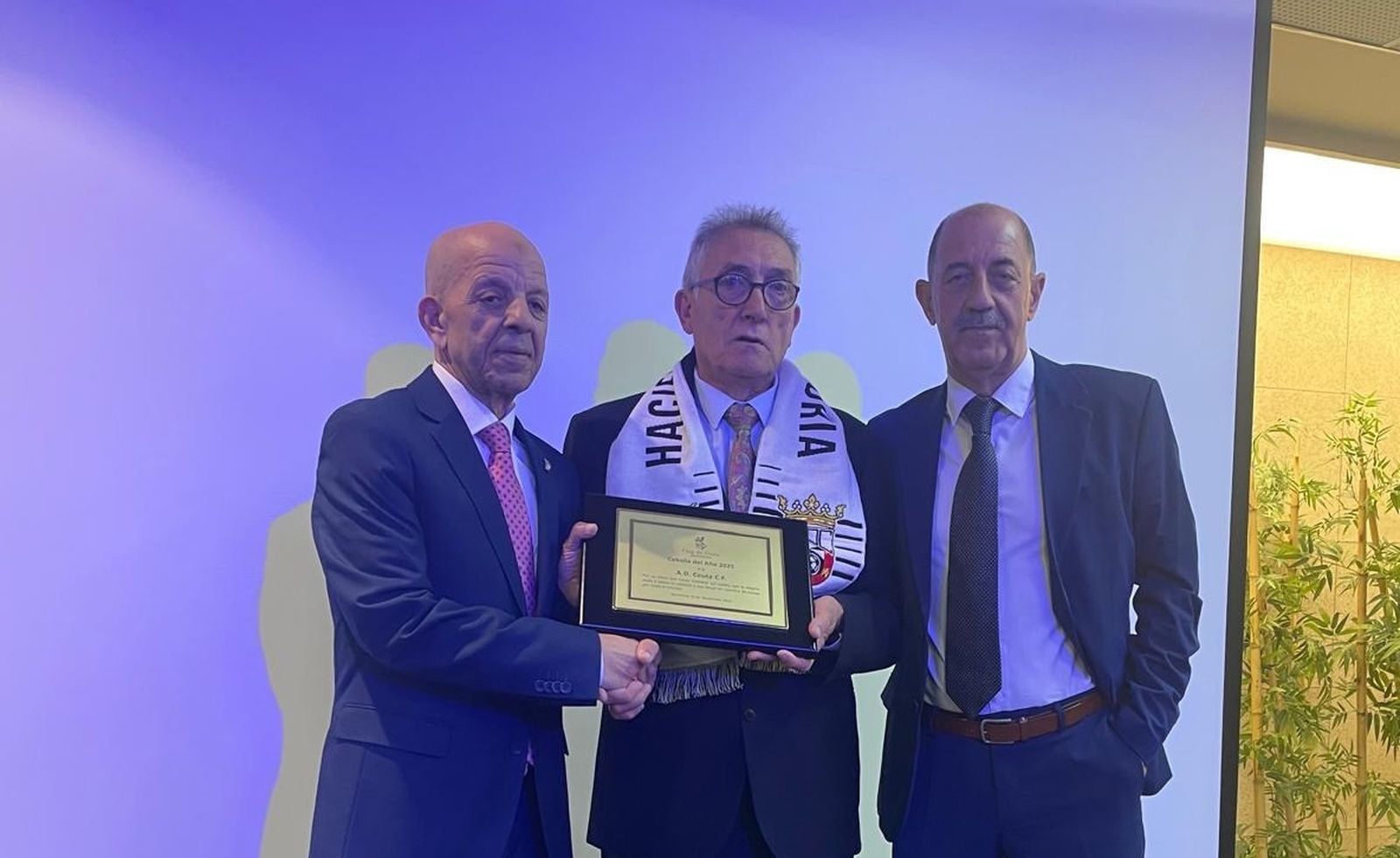 La AD Ceuta recogiendo el premio