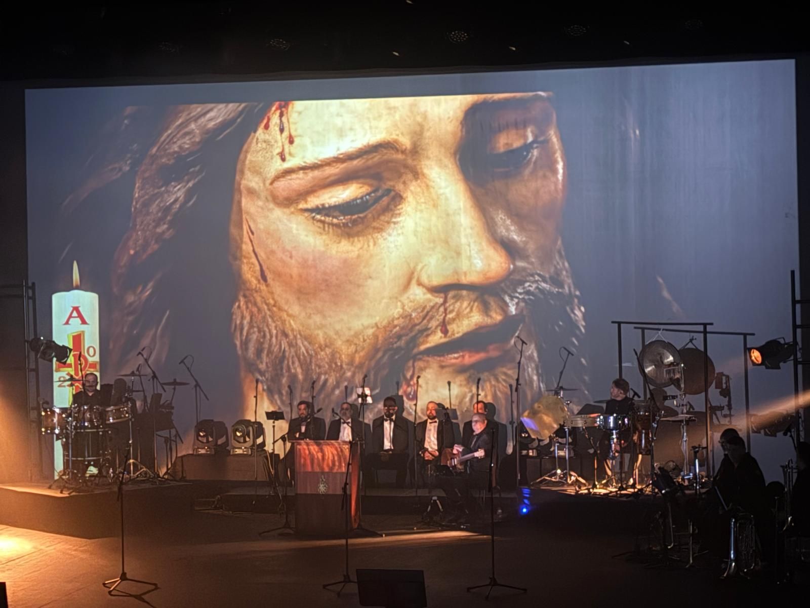 Cantores de Hispalis ponen el flamenco y la pasión de la Cuaresma a un Revellín repleto