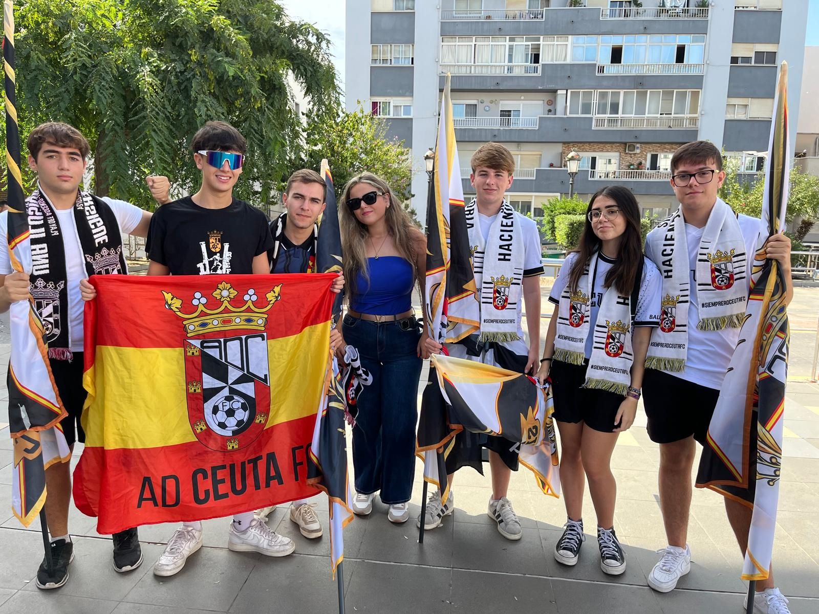 Buen ambiente en los alrededores del estadio 'Alfonso Murube' antes del partido Buen ambiente en los alrededores del estadio 'Alfonso Murube' antes del partido