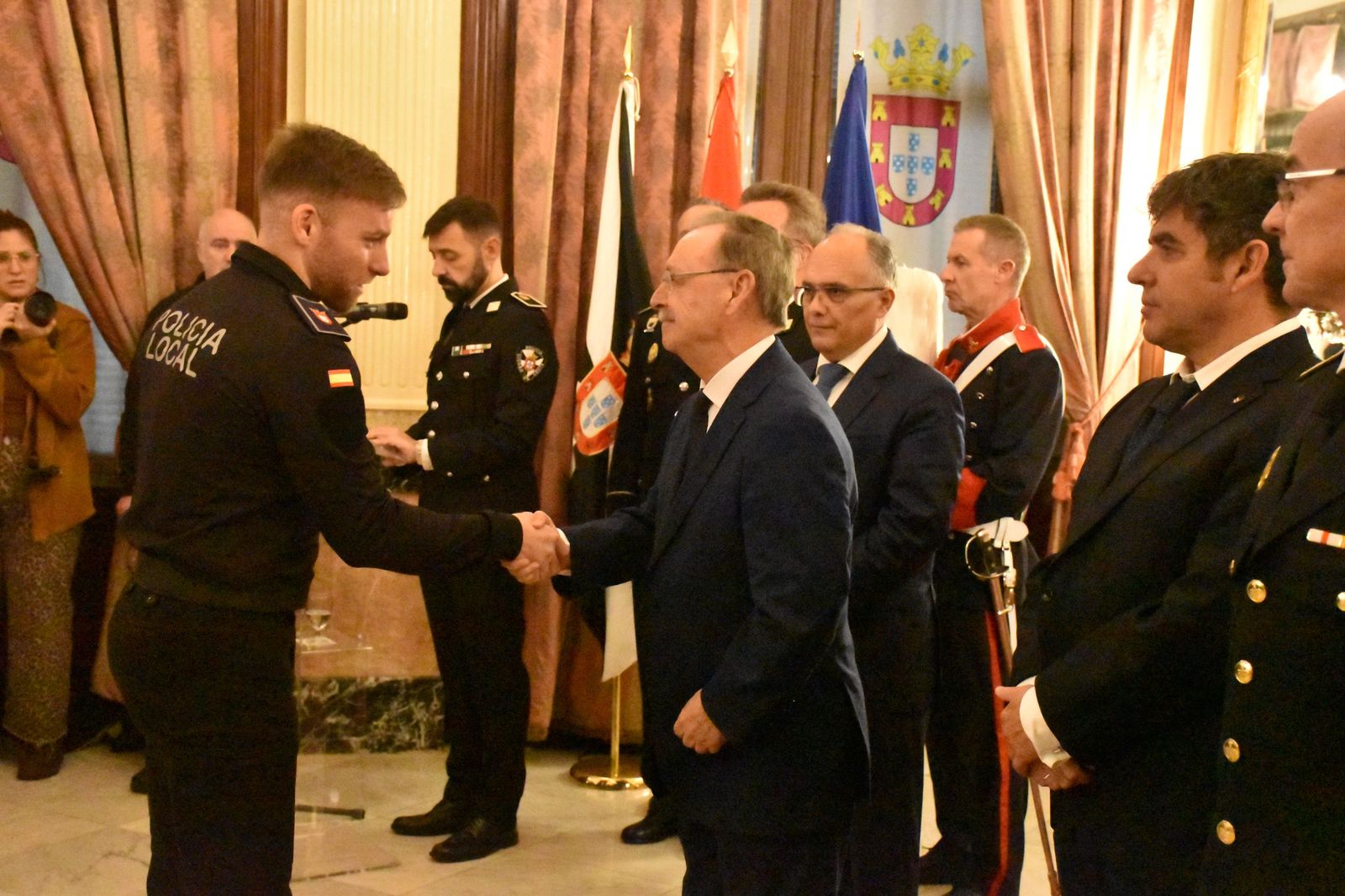La toma de posesión de los 15 nuevos policías locales, en imágenes