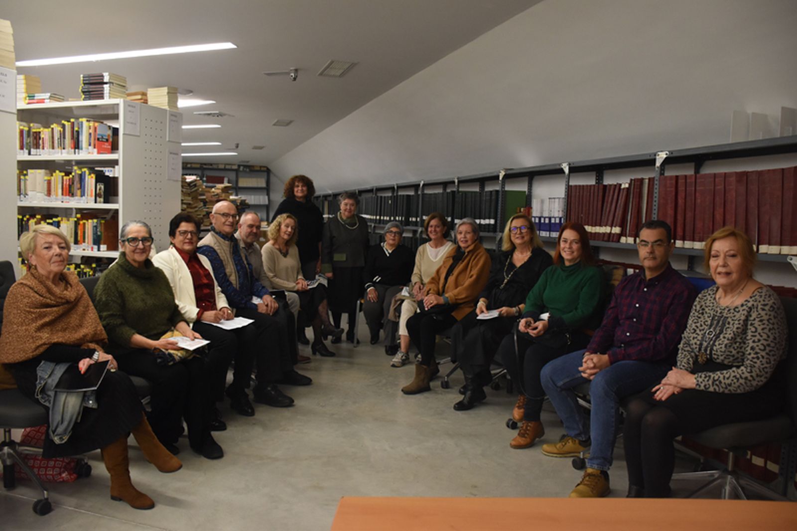 Los miembros del club de lectura de la biblioteca Adolfo Suárez posan junto a Agatha Christie. / FOTO G.S.
