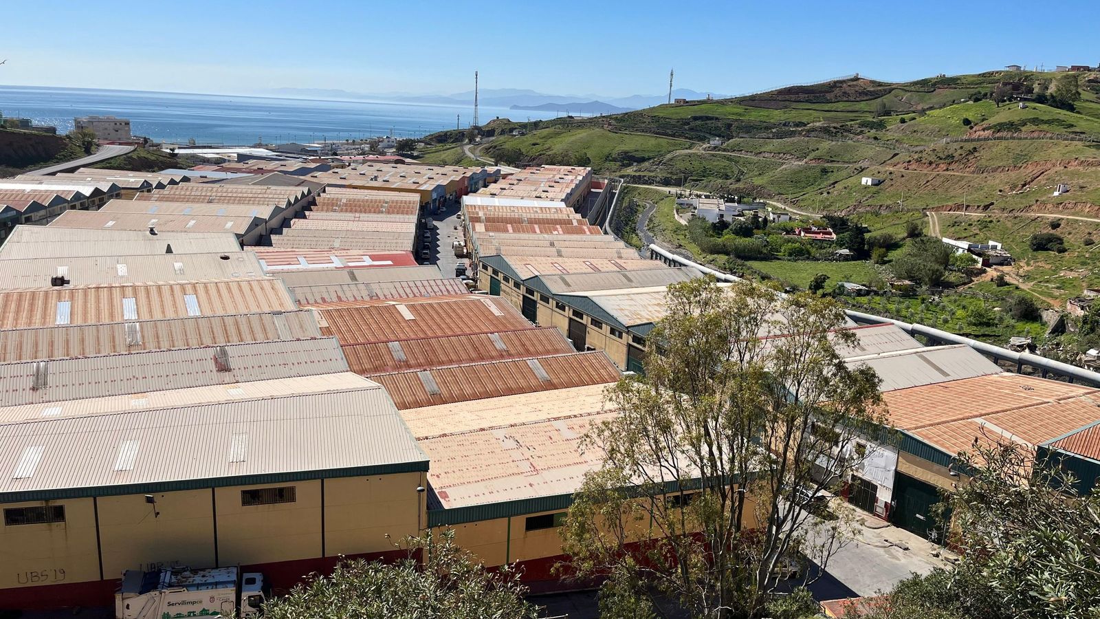 Vista aérea de las naves del Tarajal y el perímetro fronterizo.