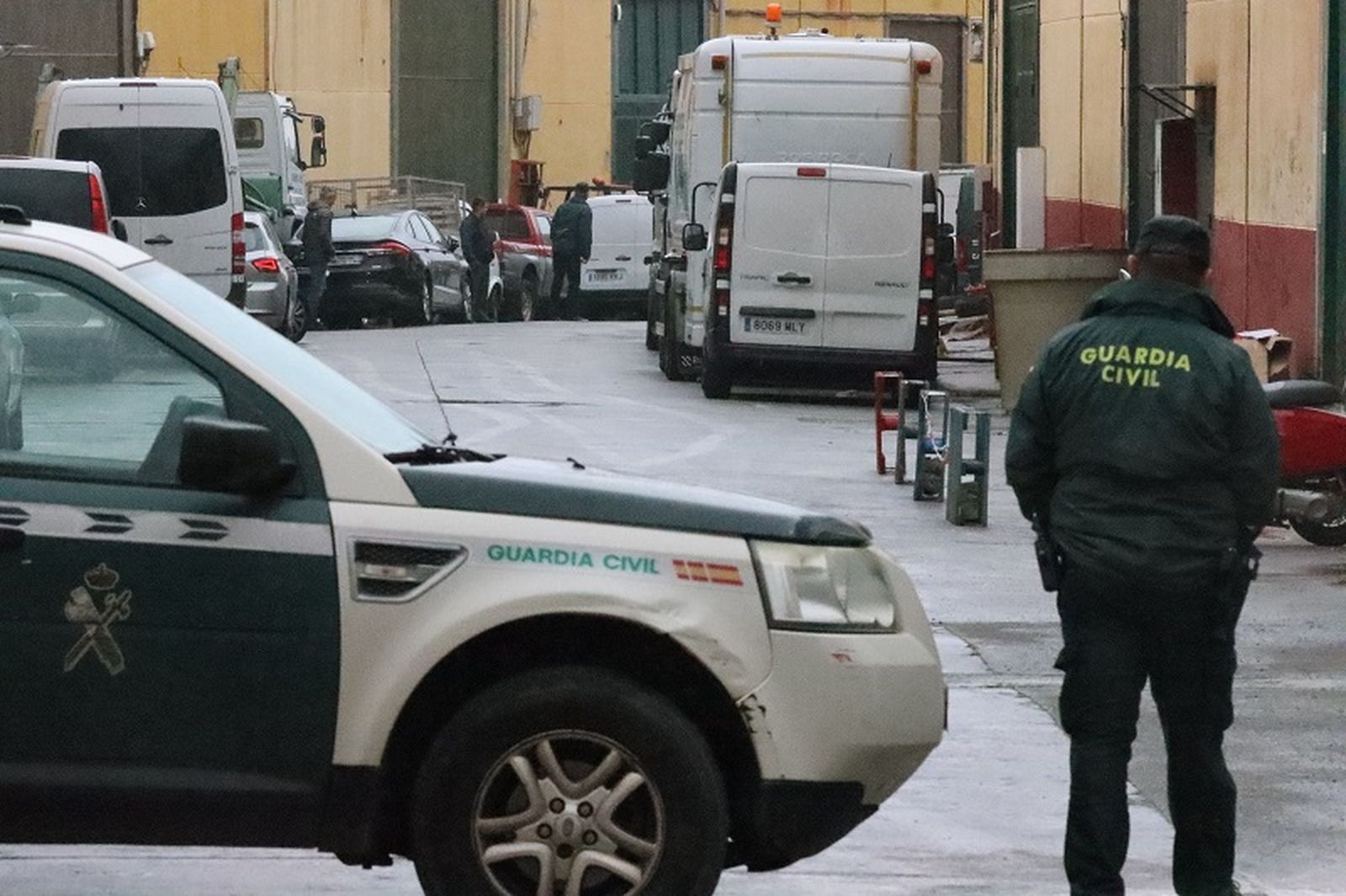 La Guardia civil en la calle donde está la marmolería este martes. / FOTO REDUAN