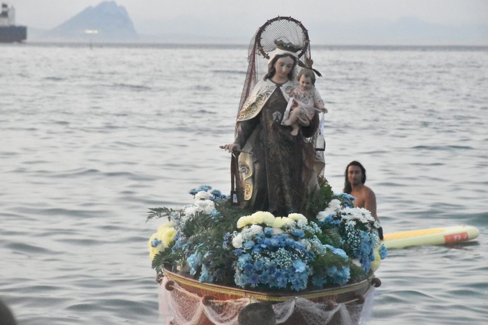 La Virgen del Carmen del Puerto encandila la barriada de Villajovita