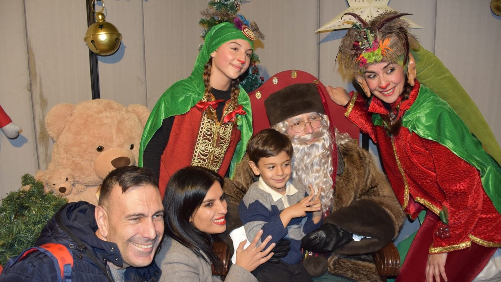 Tarde mágica y llena de ilusión en la plaza Nelson Mandela con la Casa de Papa Noel y 'La Polvoroná'