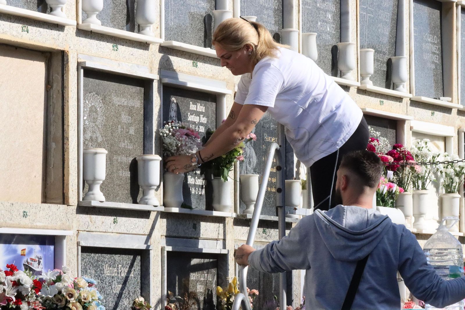 Flores y recuerdo a los difuntos en Santa Catalina Flores y recuerdo a los difuntos en Santa Catalina
