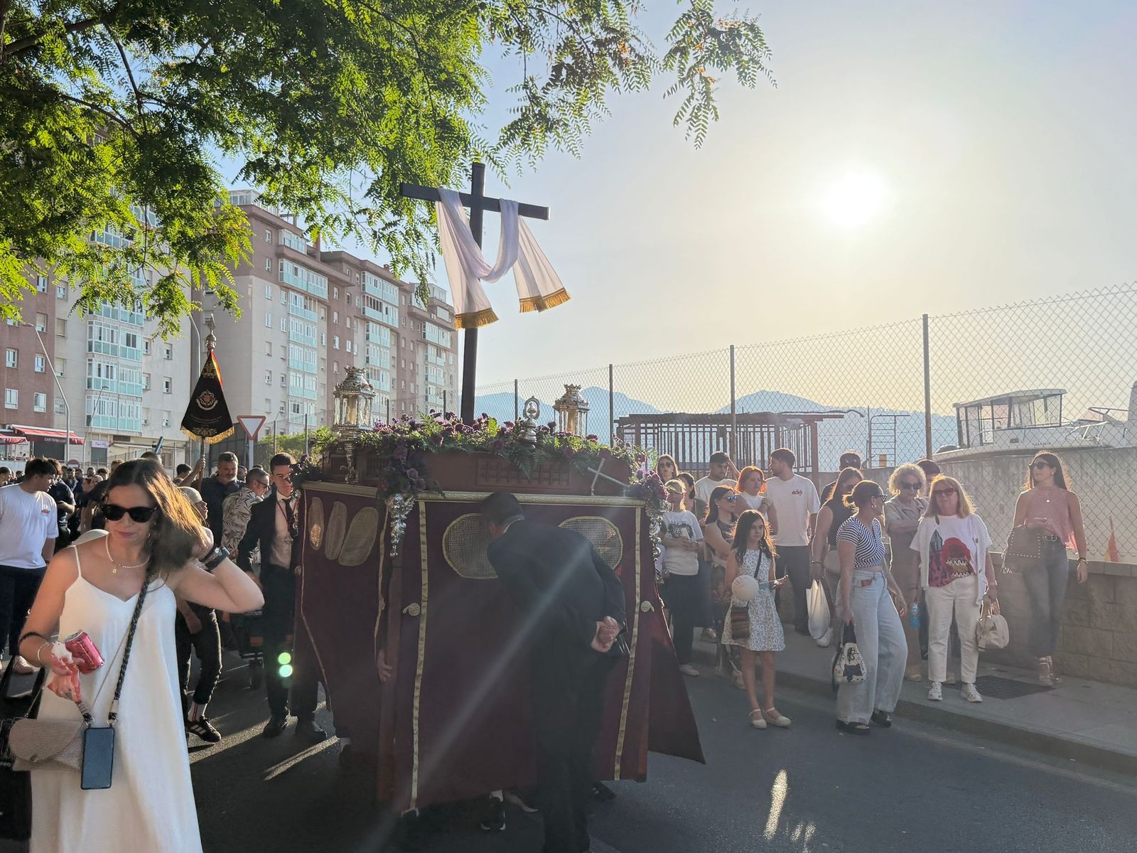 Emotiva procesión de la Cruz de Mayo de Parques de Ceuta por la barriada