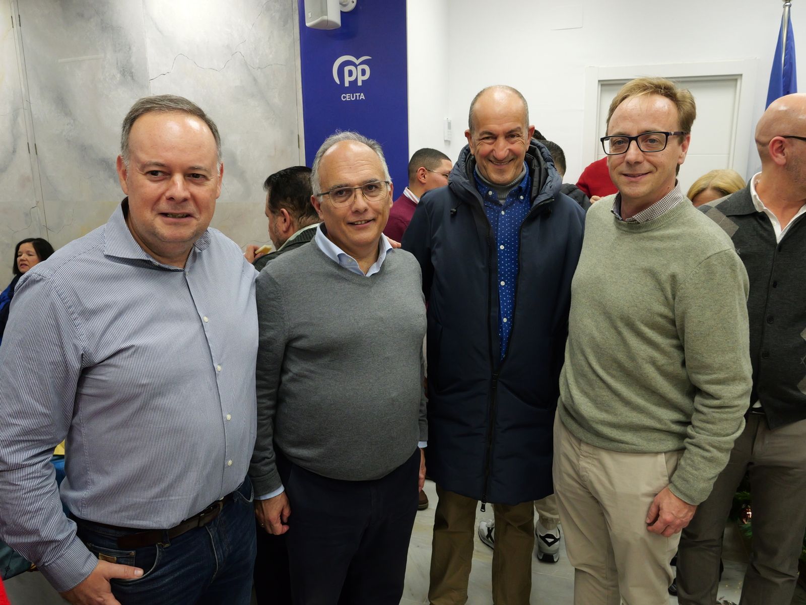 Vivas sugiere un relevo futuro y reivindica su gestión en la copa navideña del PP